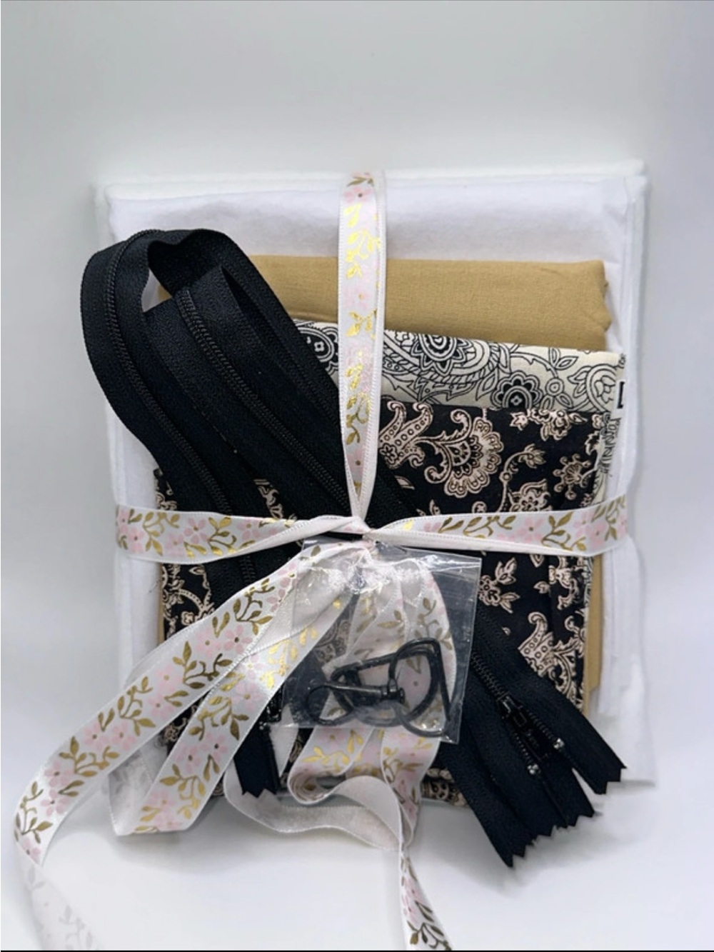 Neutral & Black Paisley Fabric Maui Glam Bag Kit